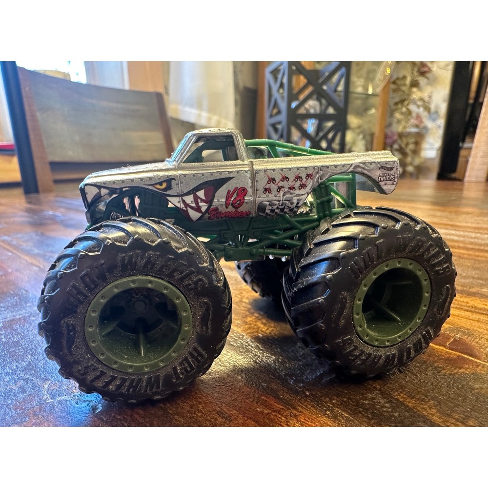 Monster Jam V8 Bomber Monster Truck 1:64 Die-Cast Hot Wheels Shark Mouth - Picture 4 of 7